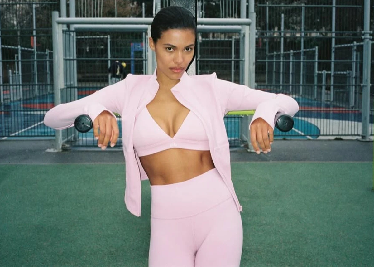 Тіна Кунакі випнула бюст у топіку на спортмайданчику