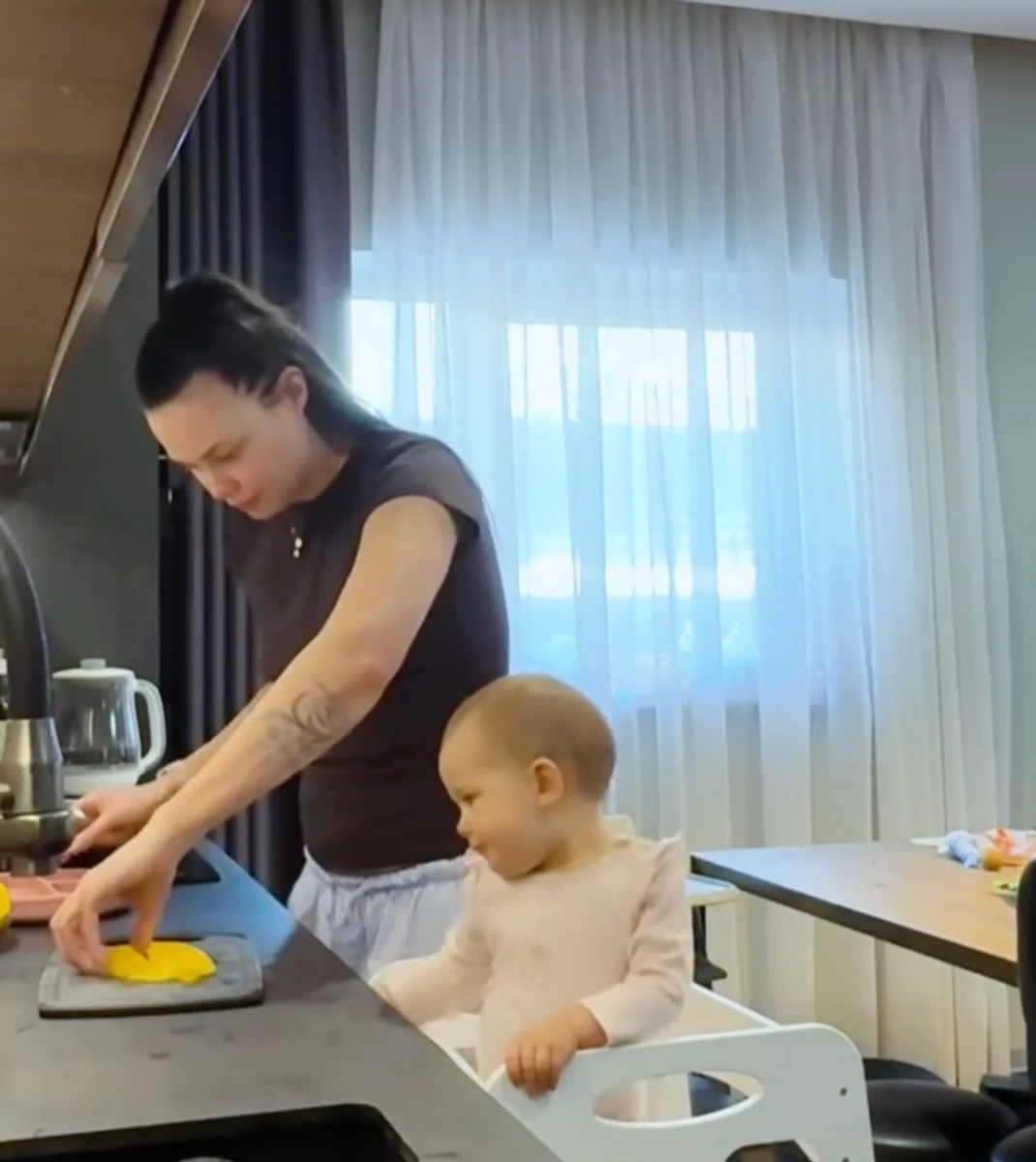 Дружина Позитива поготувала разом з донечкою