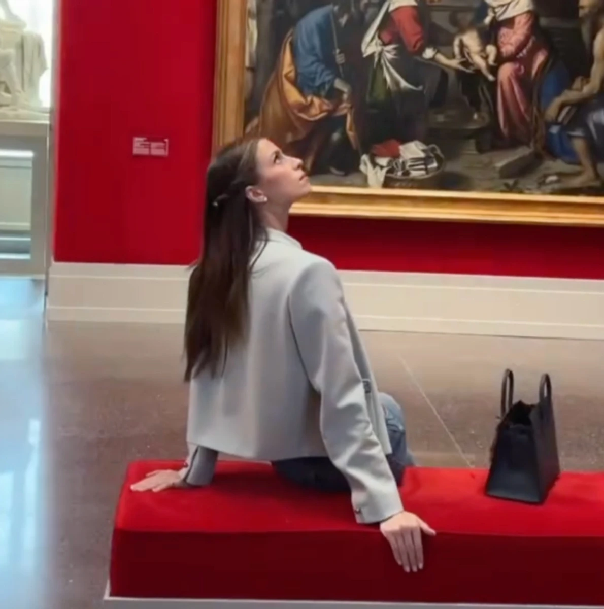 Онука Ротару у модному жакеті роздивилася картини в галереї