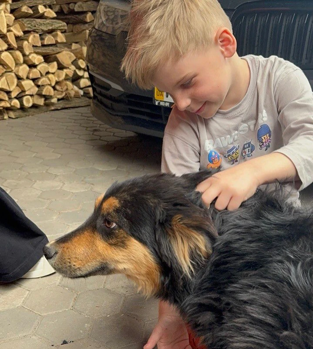 Сергій Танчинець показав сина з песиком на його 8-річчя