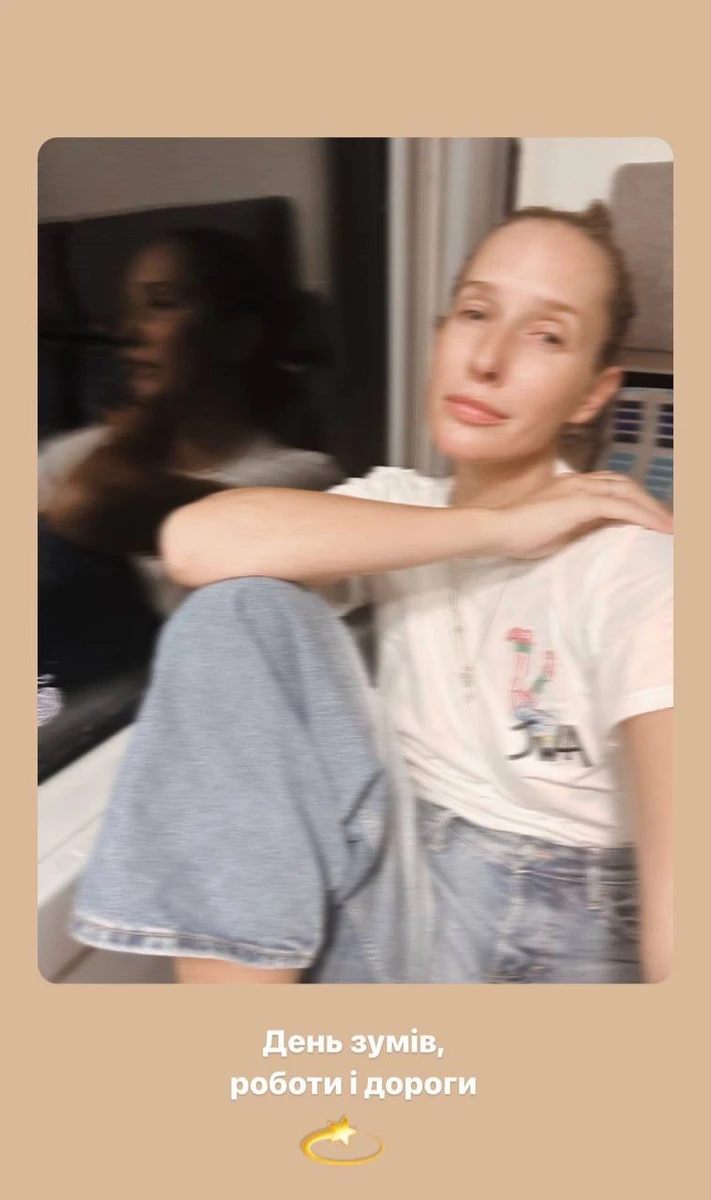 Телеведуча не припиняє працювати навіть в потягу