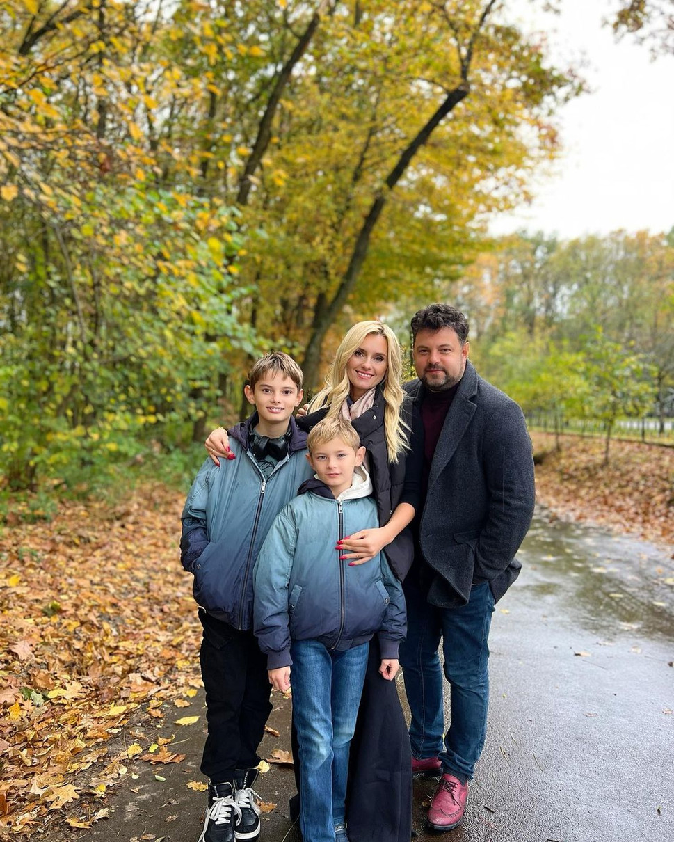 6-го листопада Ірина виклала фото з чоловіком та синами і запевнила, що всі вони вже в Україні 
