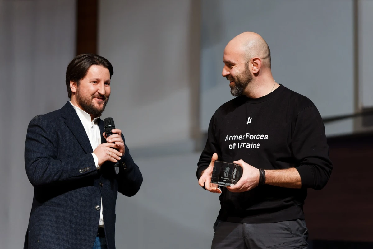 Журналіст УП Роман Романюк нагороджував Павла Казаріна 