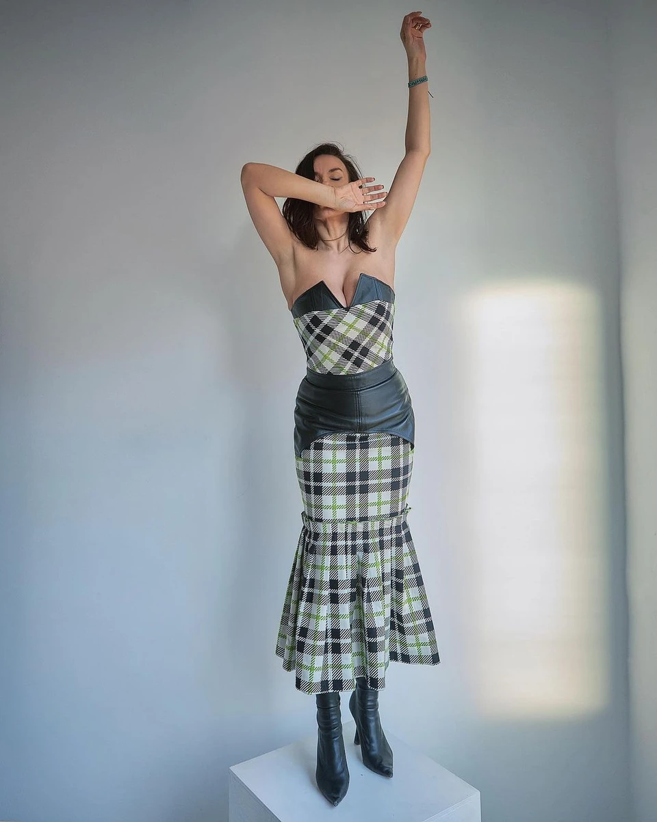 Мейхер підкреслила свої форми картатим вбранням