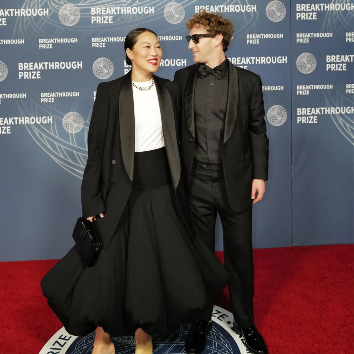 Марк Цукерберг обійняв дружину на хіднику