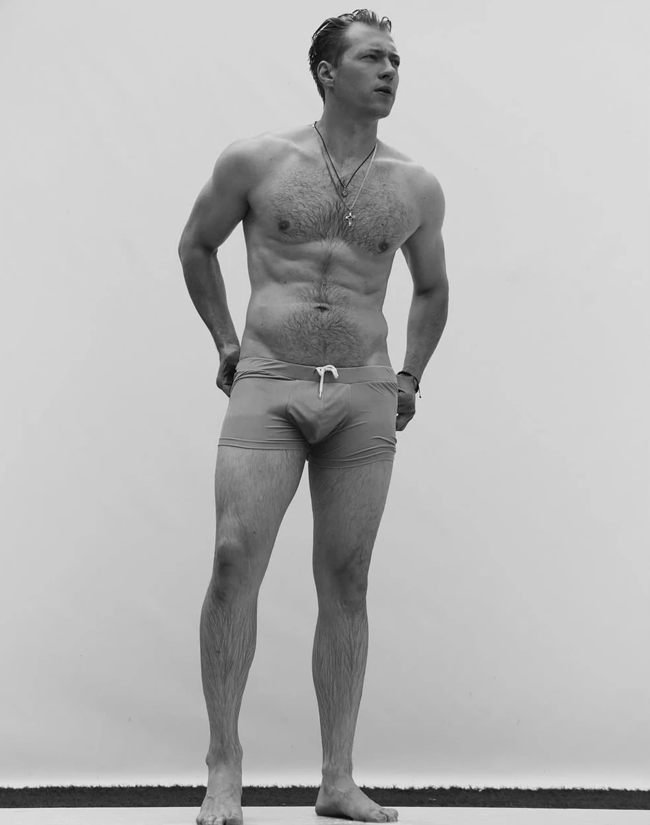 Григорій Бакланов з голим торсом та в боксерах попозував для фото