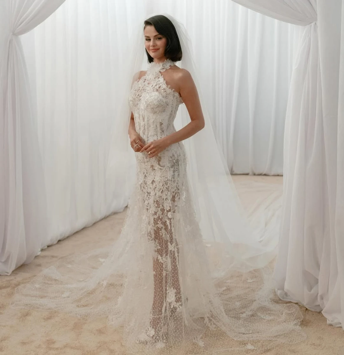 Селена Гомес у напівпрозорій тканині показала своє весілля