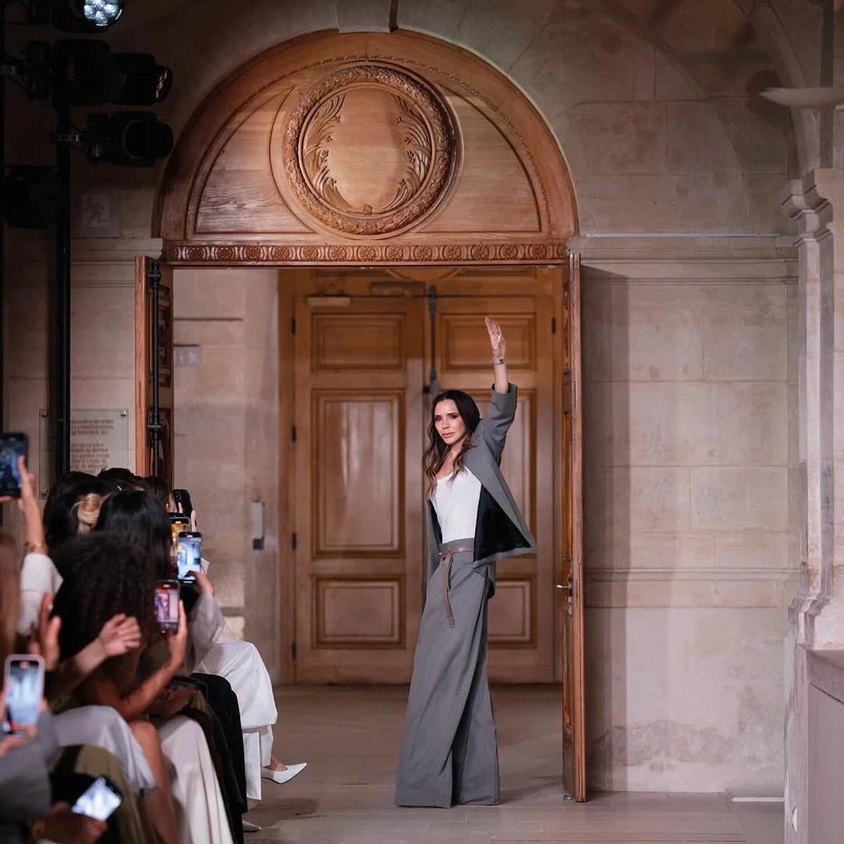 Вікторія Бекхем на своєму показі у Парижі