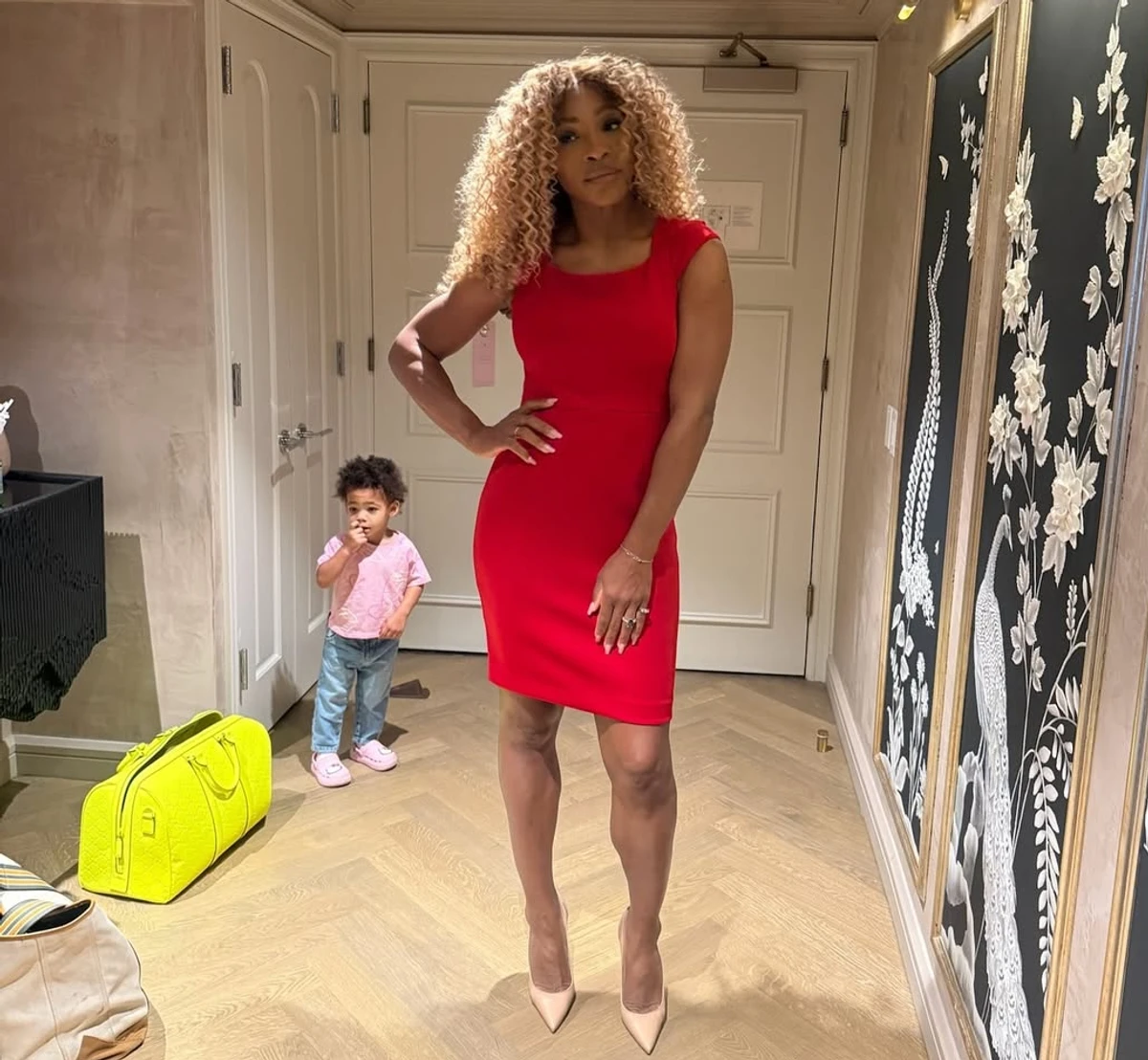 Серена Вільямс в обтислій сукні насмішила, як доця намагалася влізти до її фото