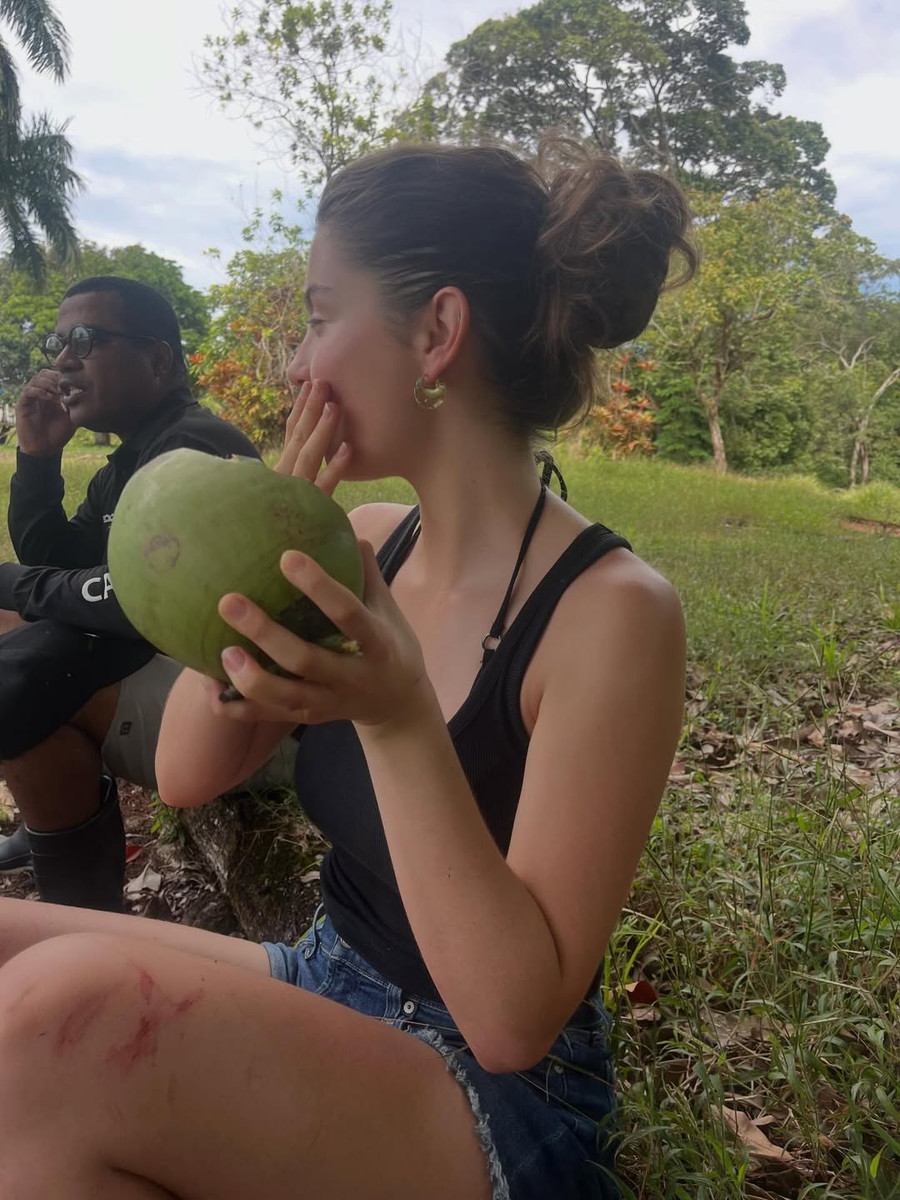 Дочка Дугласа і Зети-Джонс у шортах покрасувалася на природі