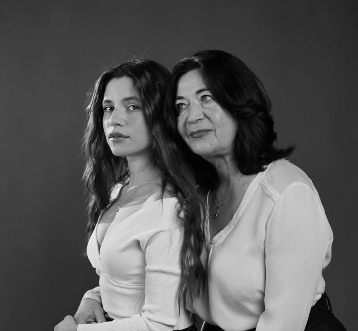 Христина Соловій з мамою на чорно-білому фото