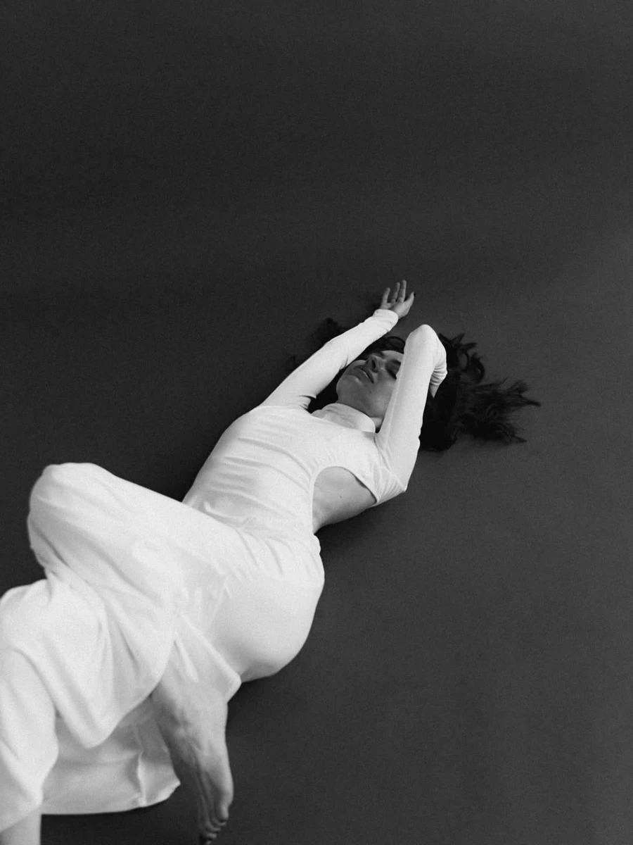 Христина Горняк показалася у білій сукні на нових фото