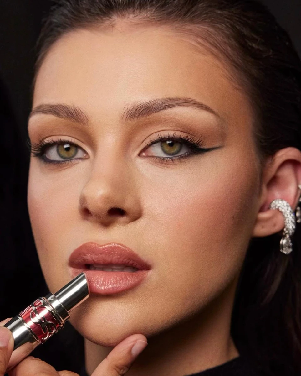 Кому треба помада, коли в кадр потрапили такі розкішні прикраси?)