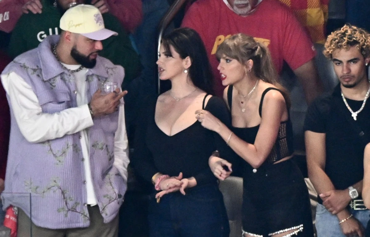 Лана Дель Рей та її розкішне декольте