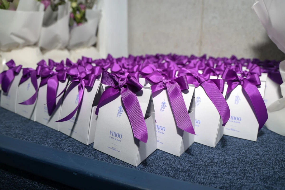 Кожна з лауреаток УП100. Сила жінок отримала унікальну ювелірну прикрасу, яку команда УП розробила спільно з брендом AGA.TE 