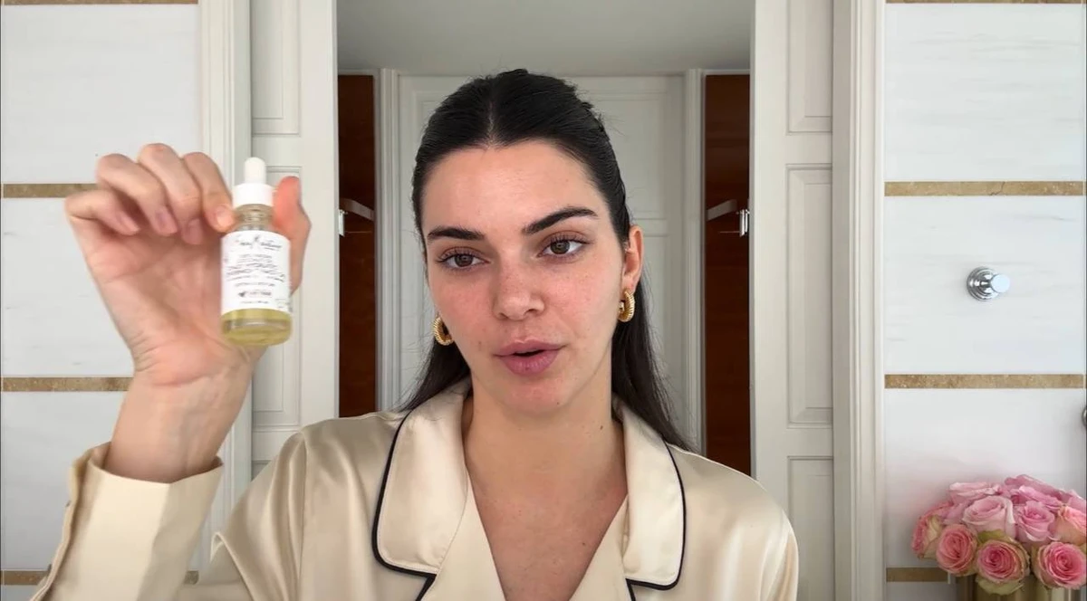 Перед масажем зірка наносить олію і закріплює її рожевою водою