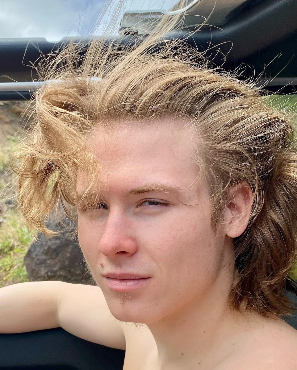 густа шевелюра старшого Шерон Стоун