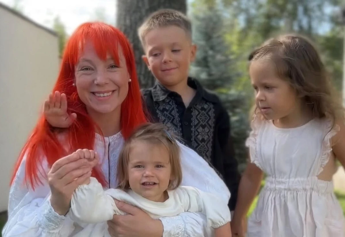 Світлана Тарабарова позує зі своїми дітьми