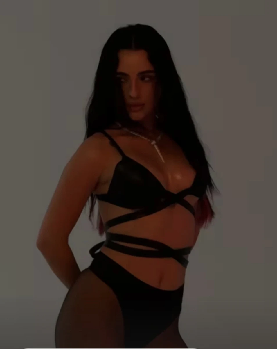 Анна Трінчер показала пишний бюст