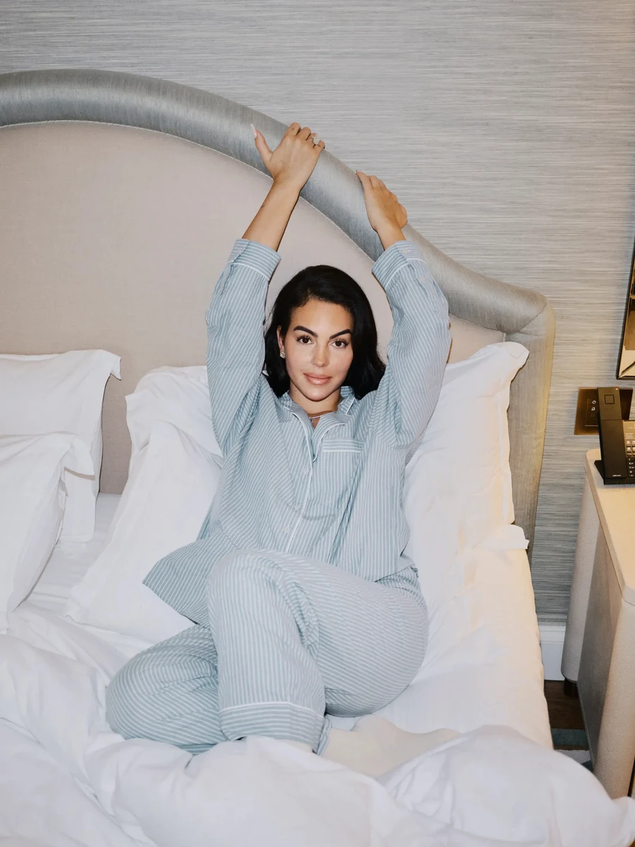 Наречена Роналду у смужках полежала на ліжку в готелі