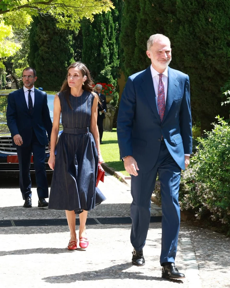 Король і королева Іспанії попозували в елегантних образах