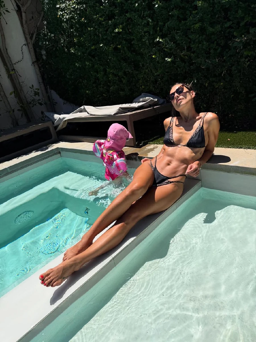 Шульгіна з донькою у басейні