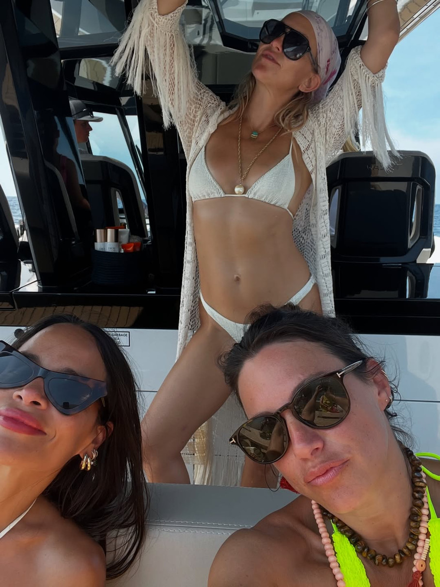 Кейт Хадсон у бікіні та накидці посвітила фігурою на катері