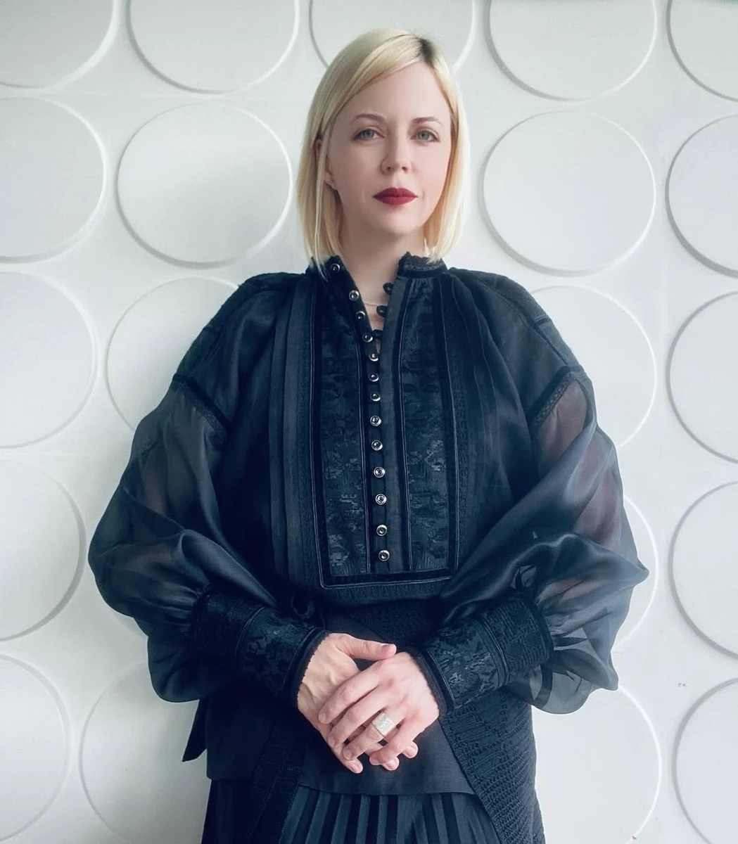 Onuka позує у чорній вишиванці