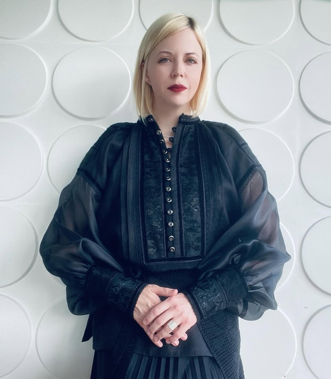 Onuka позує у чорній вишиванці