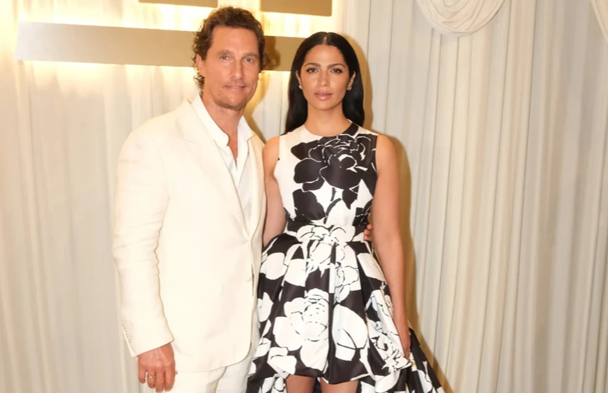 Меттью МакКонахі та Каміла Алвес на благодійному вечорі