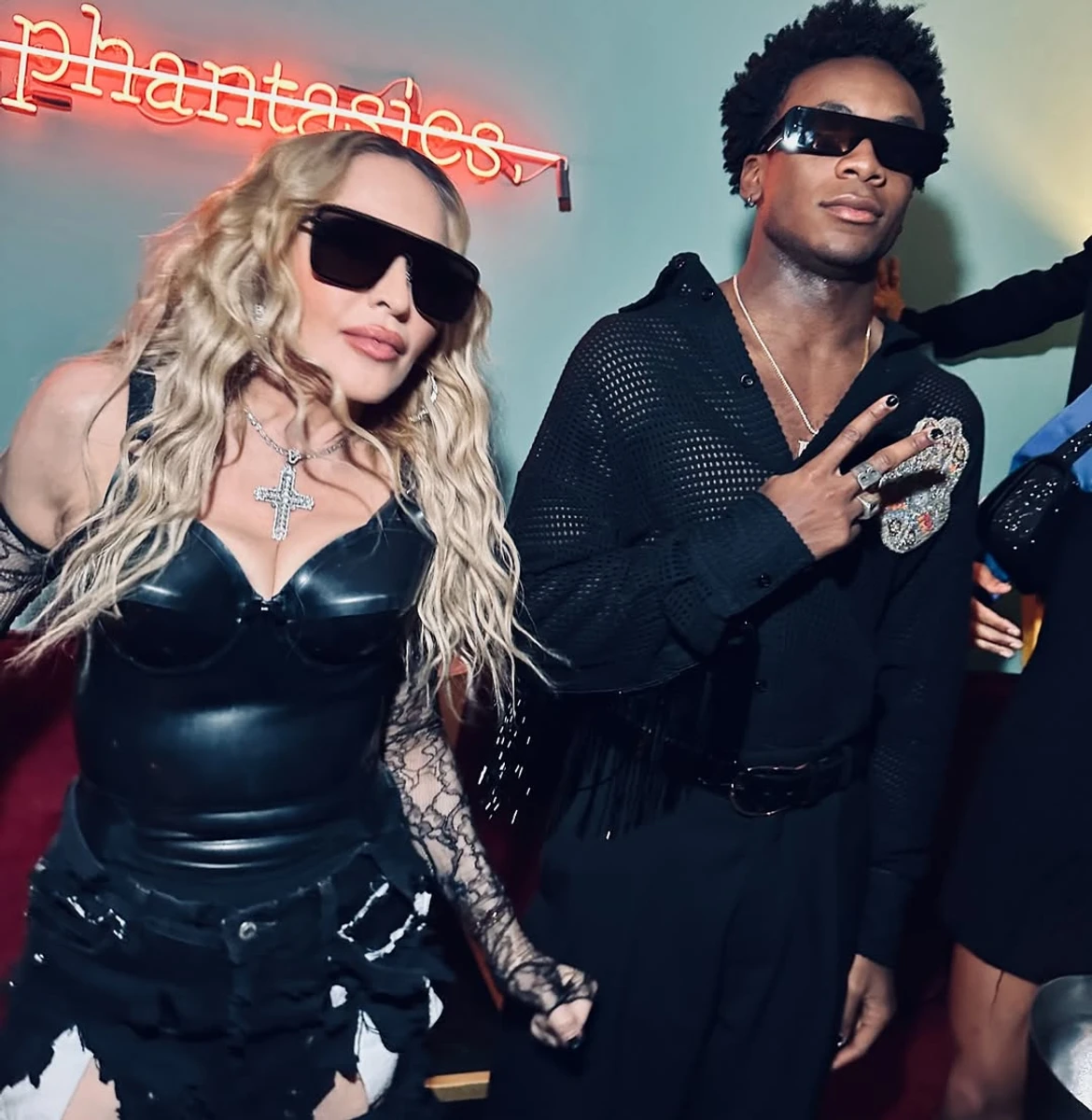 Мадонна у сексі луці попозувала з дорослим сином для фото