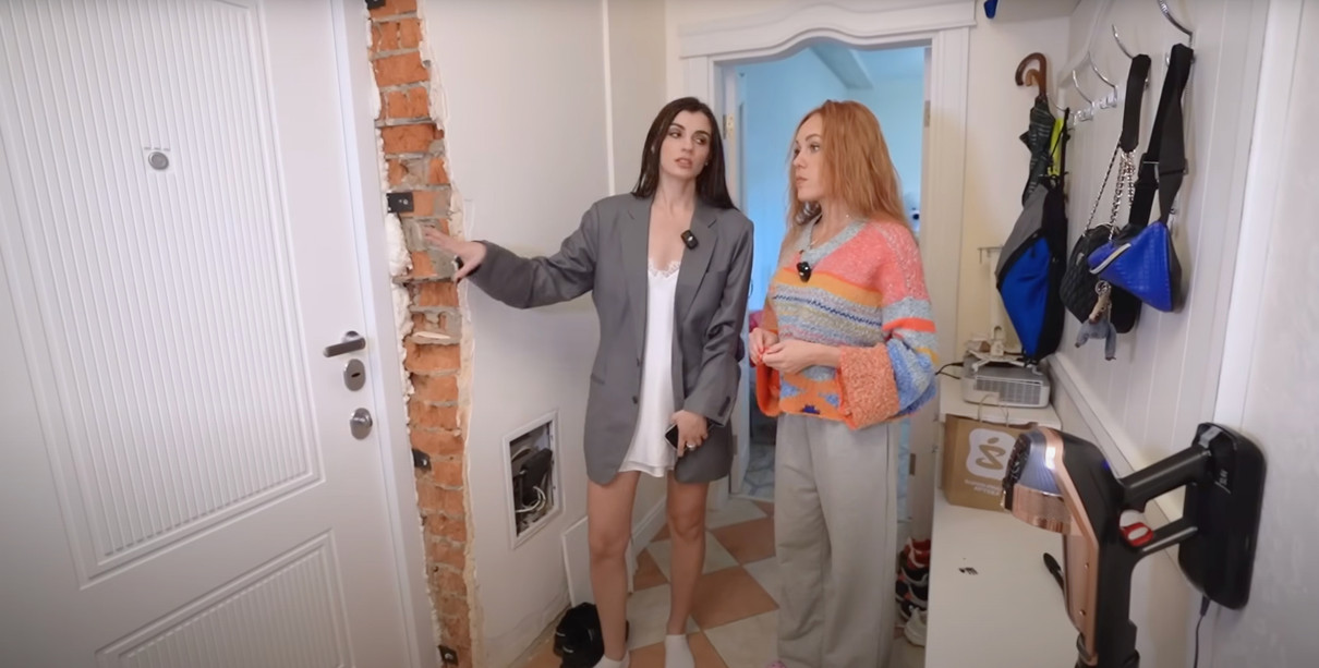 Олена Тополя провела тур квартирою, яку ремонтують після обстрілу