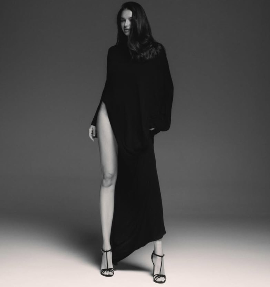 Дружина Усика у силуетній сукні з ефектним розрізом виставила довгі ноги