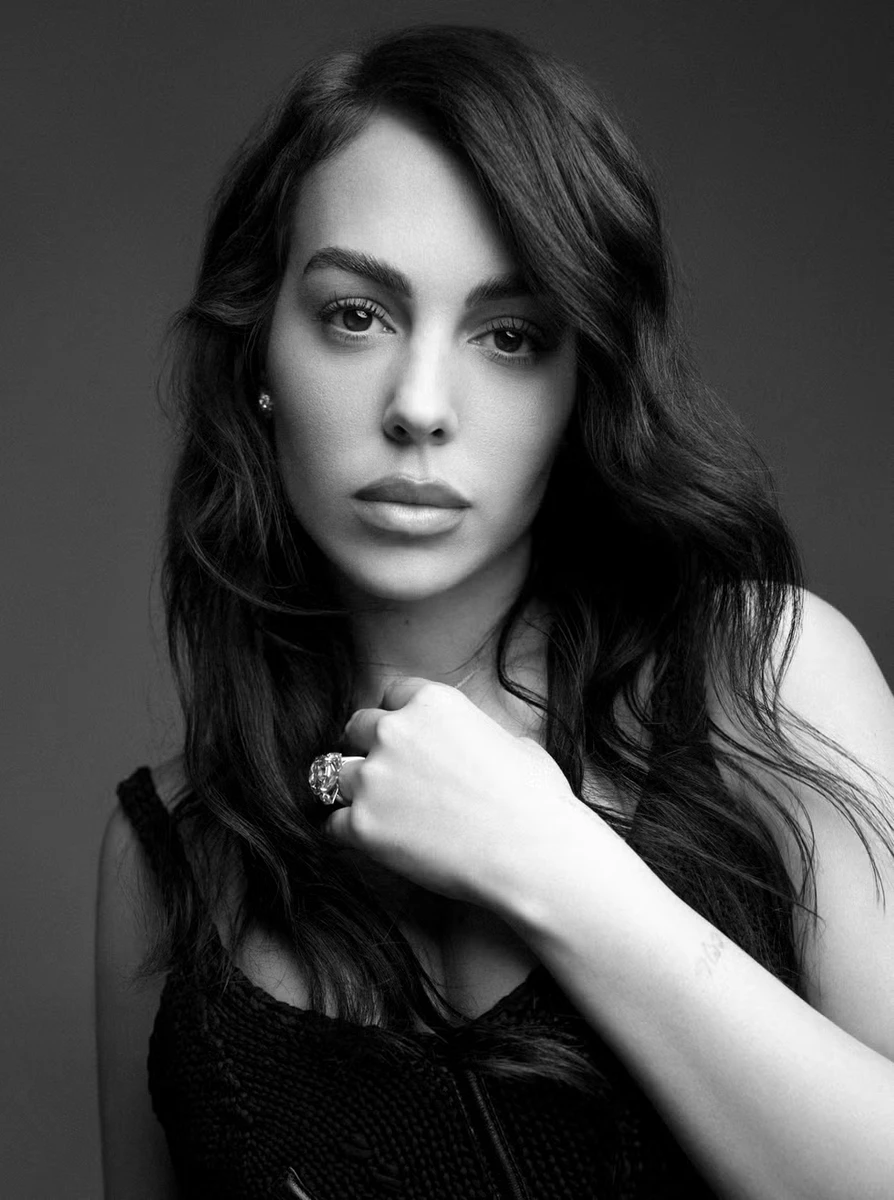 Наречена Роналду млосно попозувала для модного журналу