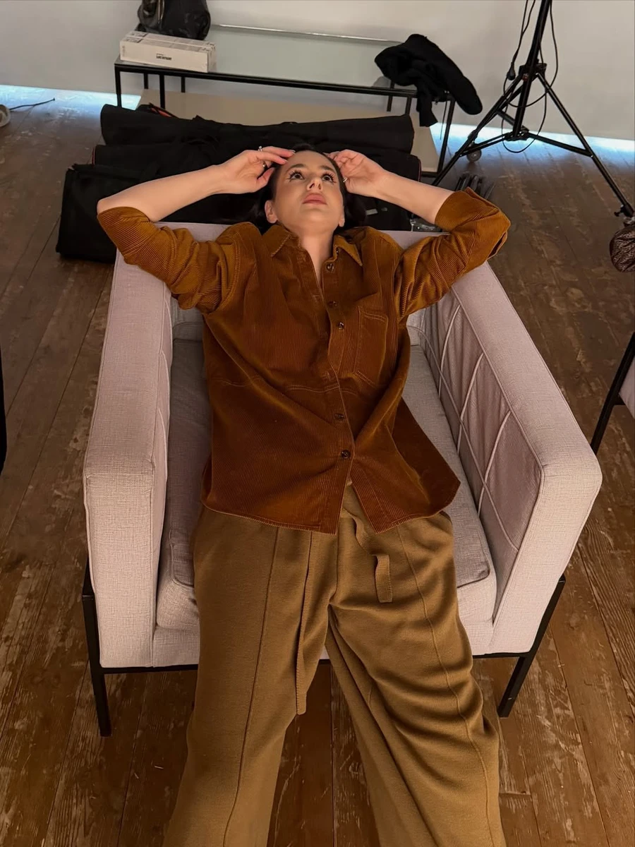 Маша Єфросиніна у коричневому луці наробила кумедних фото на кріслі