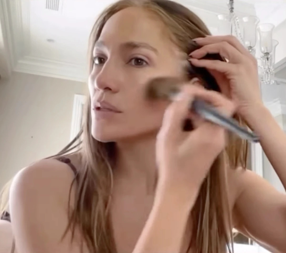 Дженніфер Лопес малює вилиці бронзером