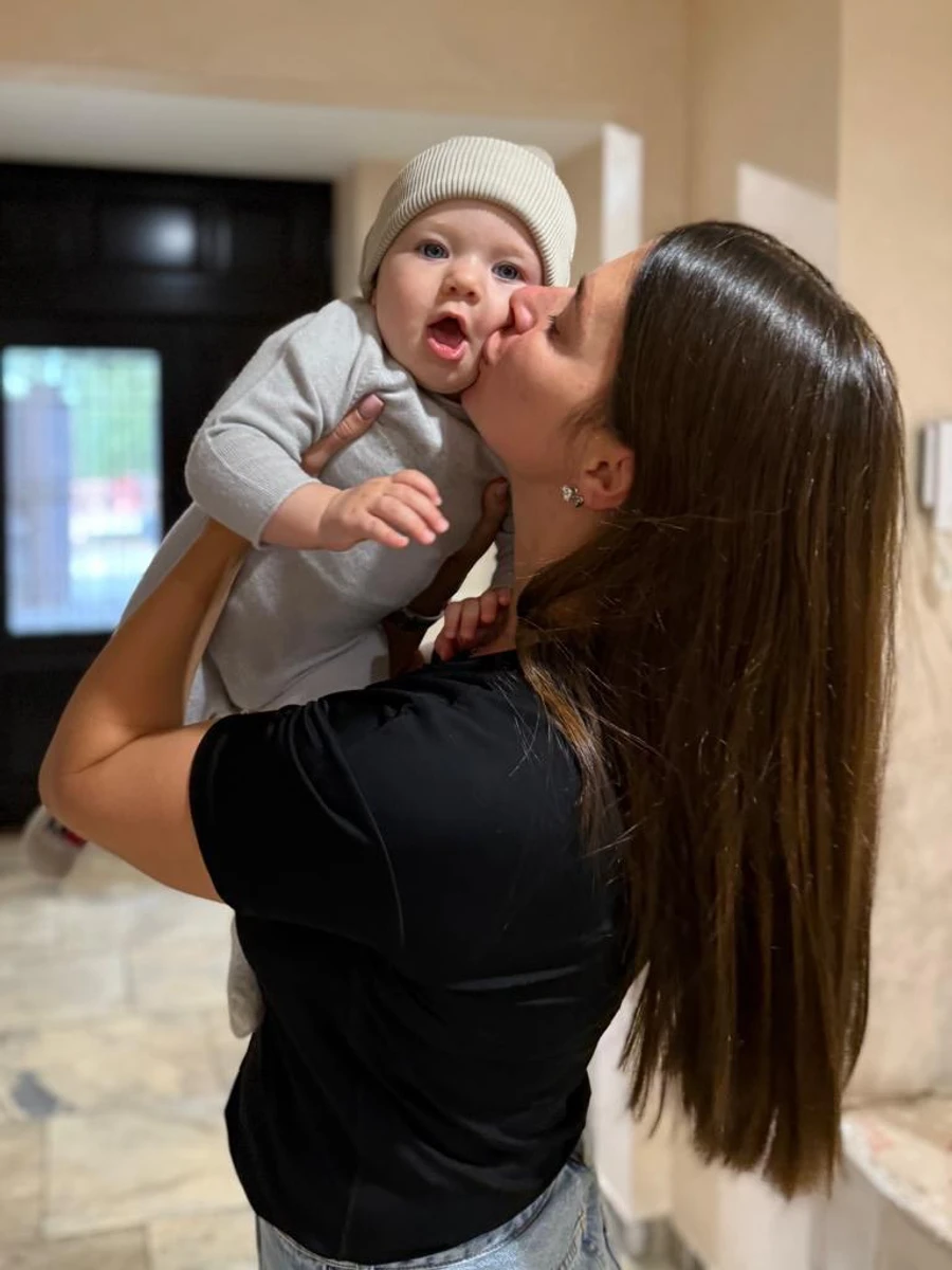 Дружина Усика мило цьомнула дочку для фото