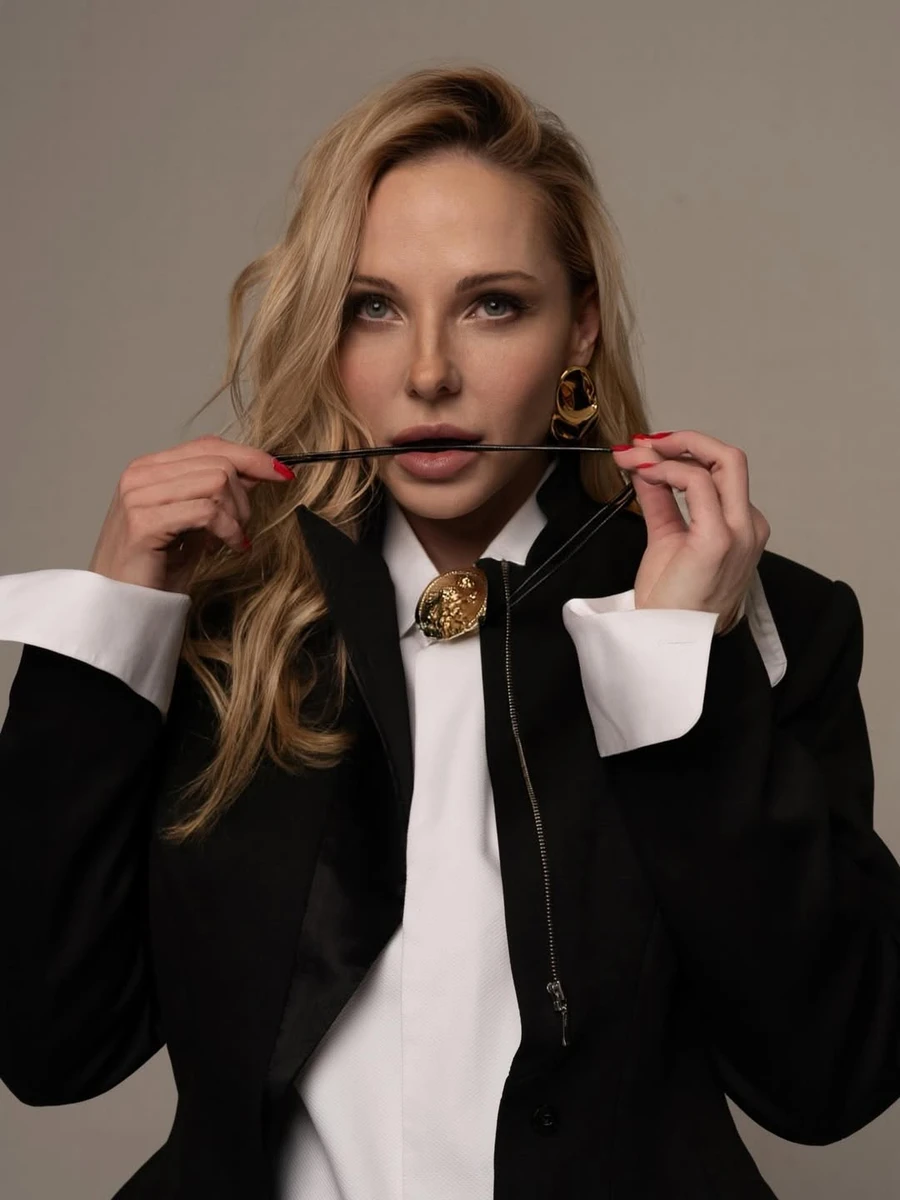 Даша Трегубова у сорочці наробила сексі фото