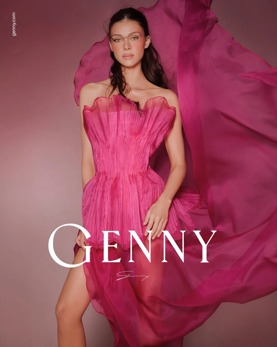 Дружина Брукліна Бекхема у яскравій сукні посвітила стрункими ногами