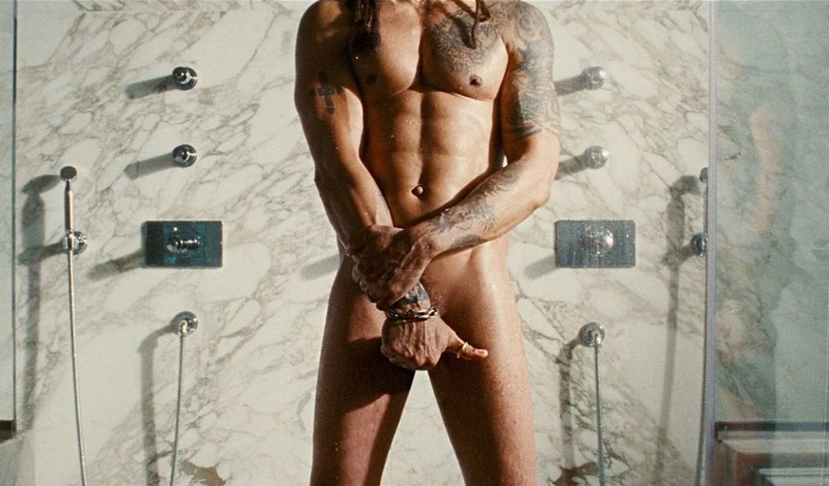 Ленні все ж вирішив усього не показувати шанувальникам. Принаймні, в цьому кліпі