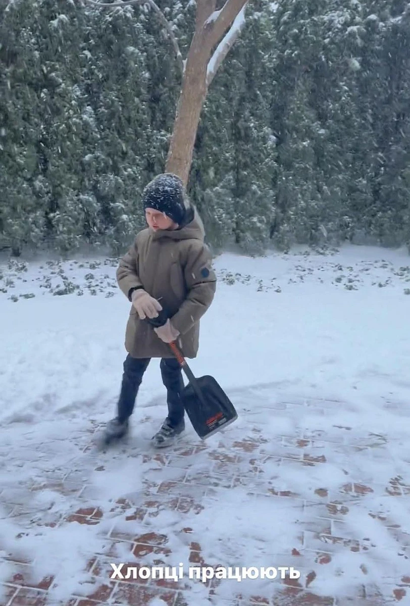 Схоже, Івану подобається допомагати таткові 
