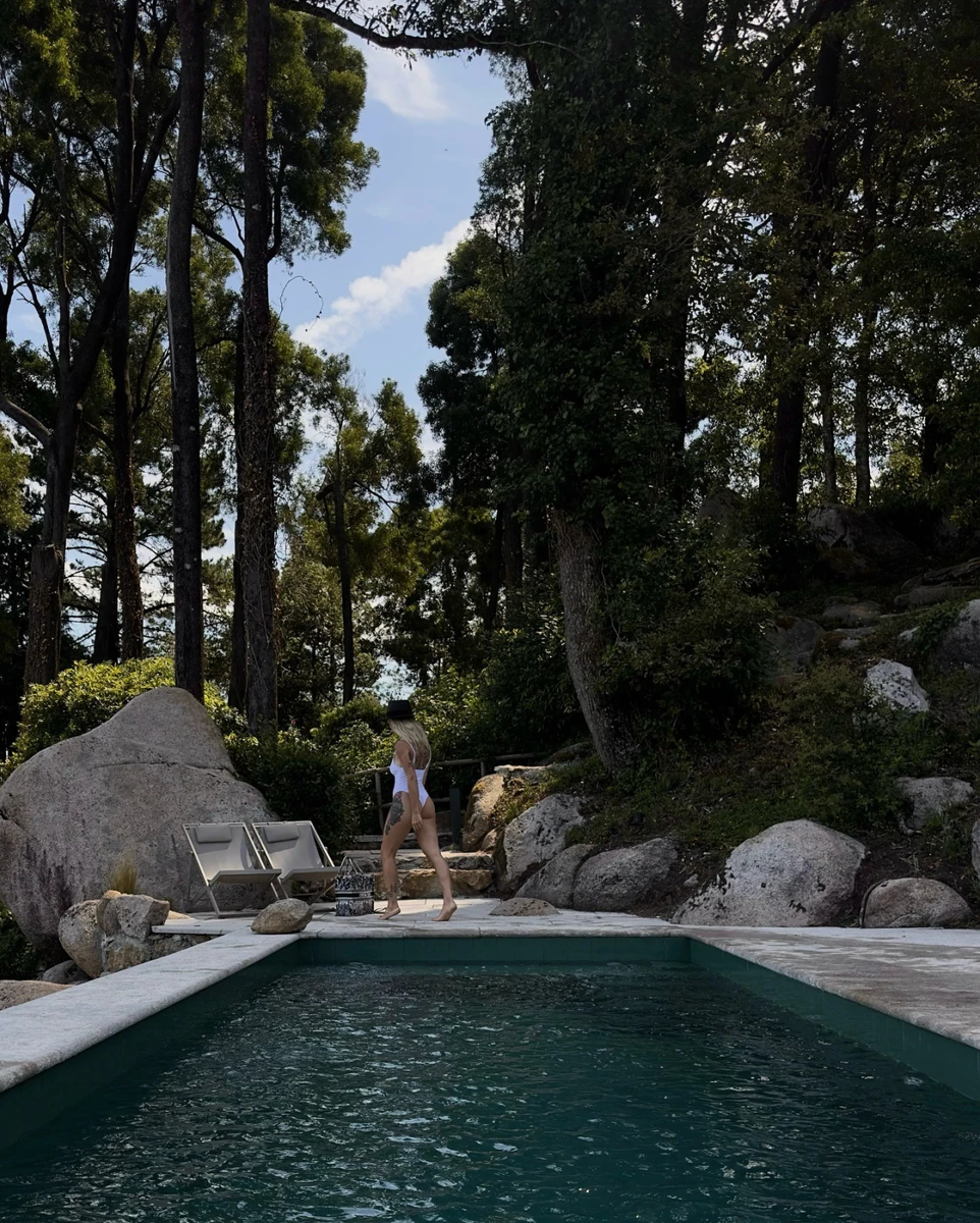 Таня в купальнику в повний зріст