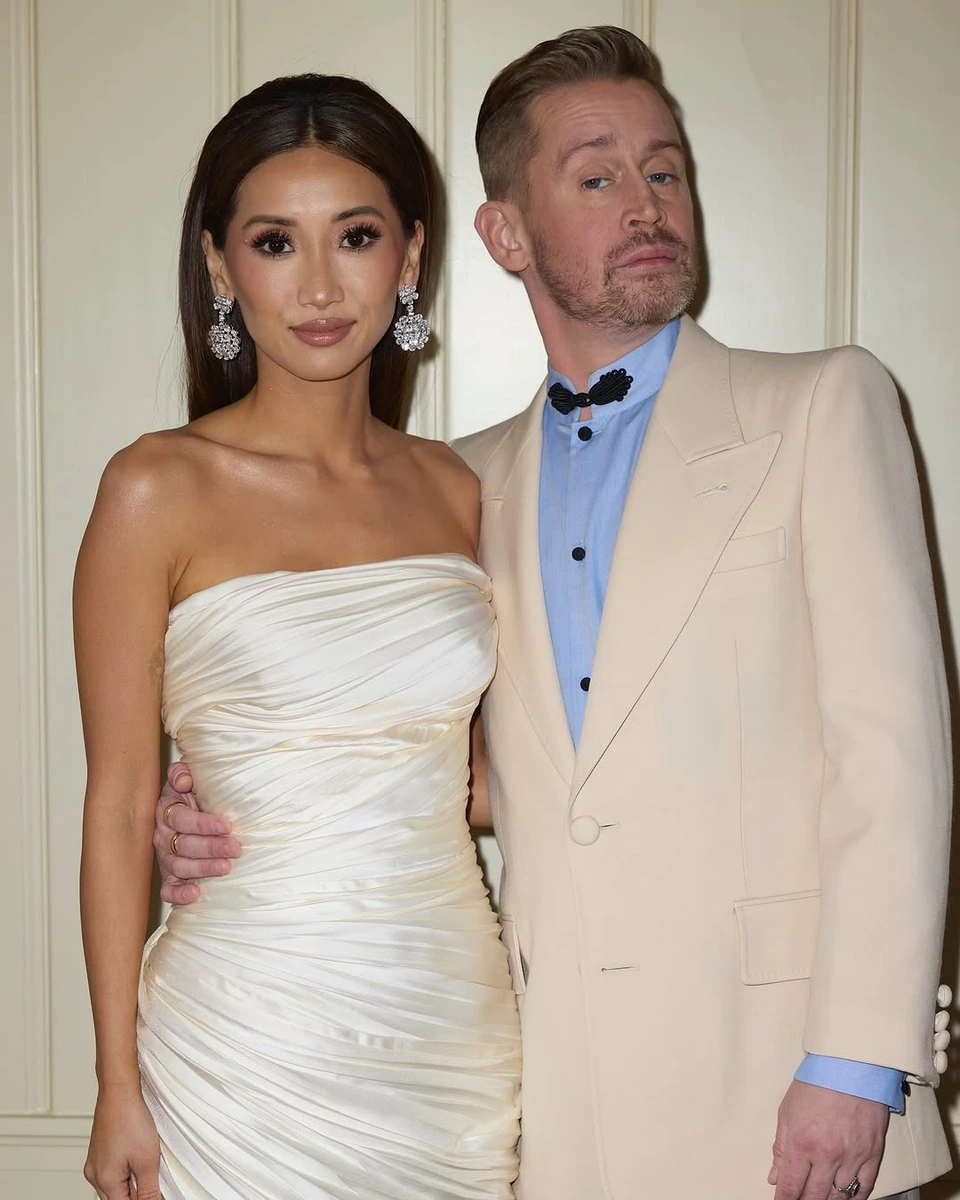 Маколей Калкін ніжно обіймає Бренду Сонг на афтепаті Оскара