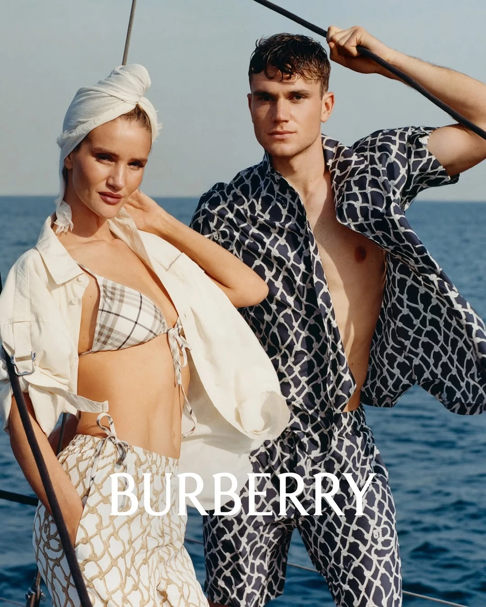 Наречена Стейтема разом з тенісистом попозувала у купальнику