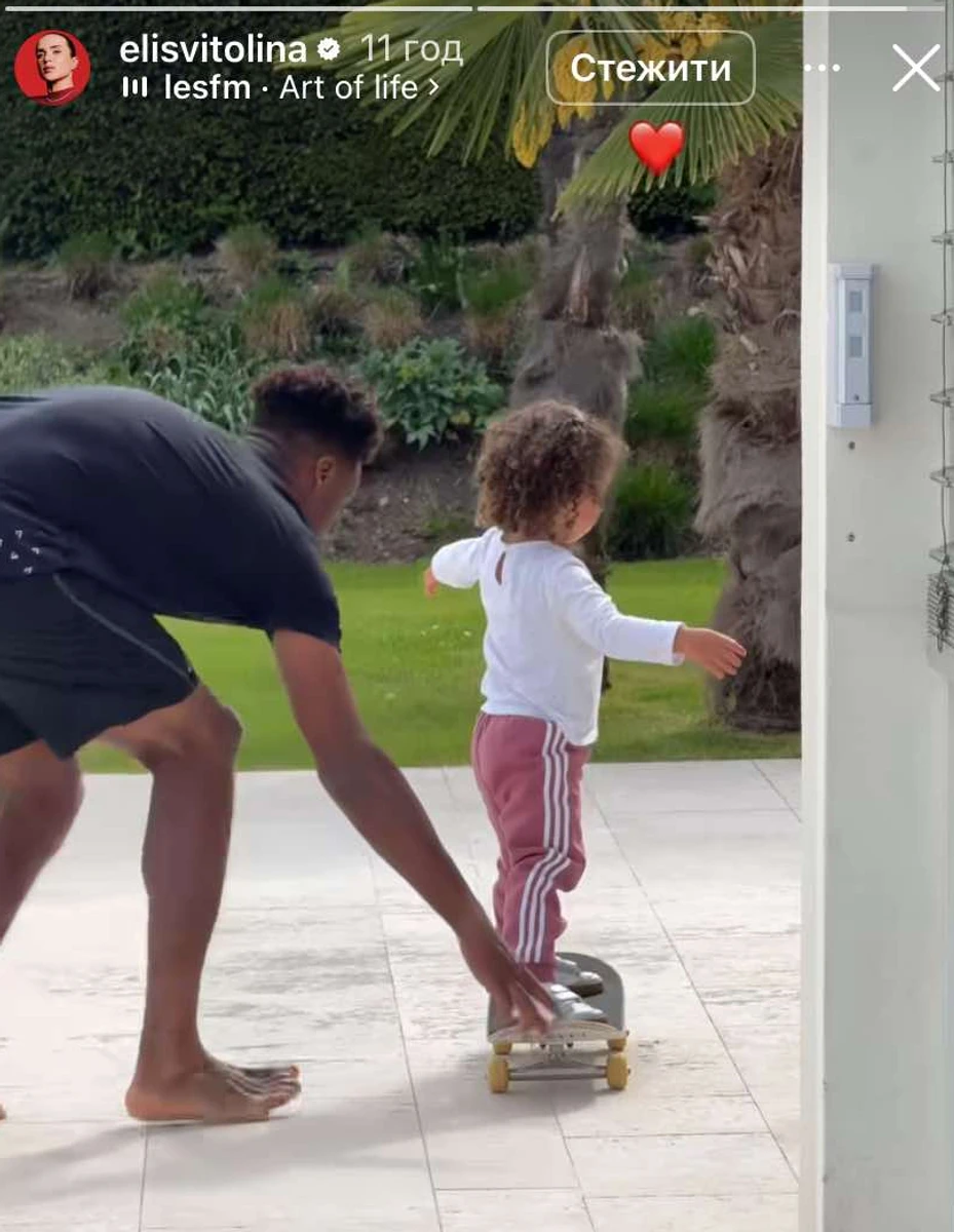 Донька Світоліної вчиться кататися на скейті