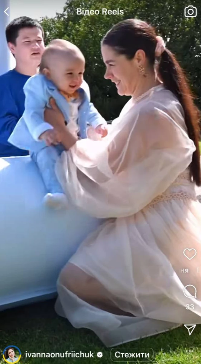 Іванна Онуфрійчук зі своїм сином на батуті