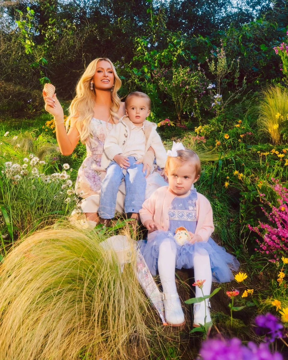 Періс Хілтон з сином і дочкою попозувала на траві