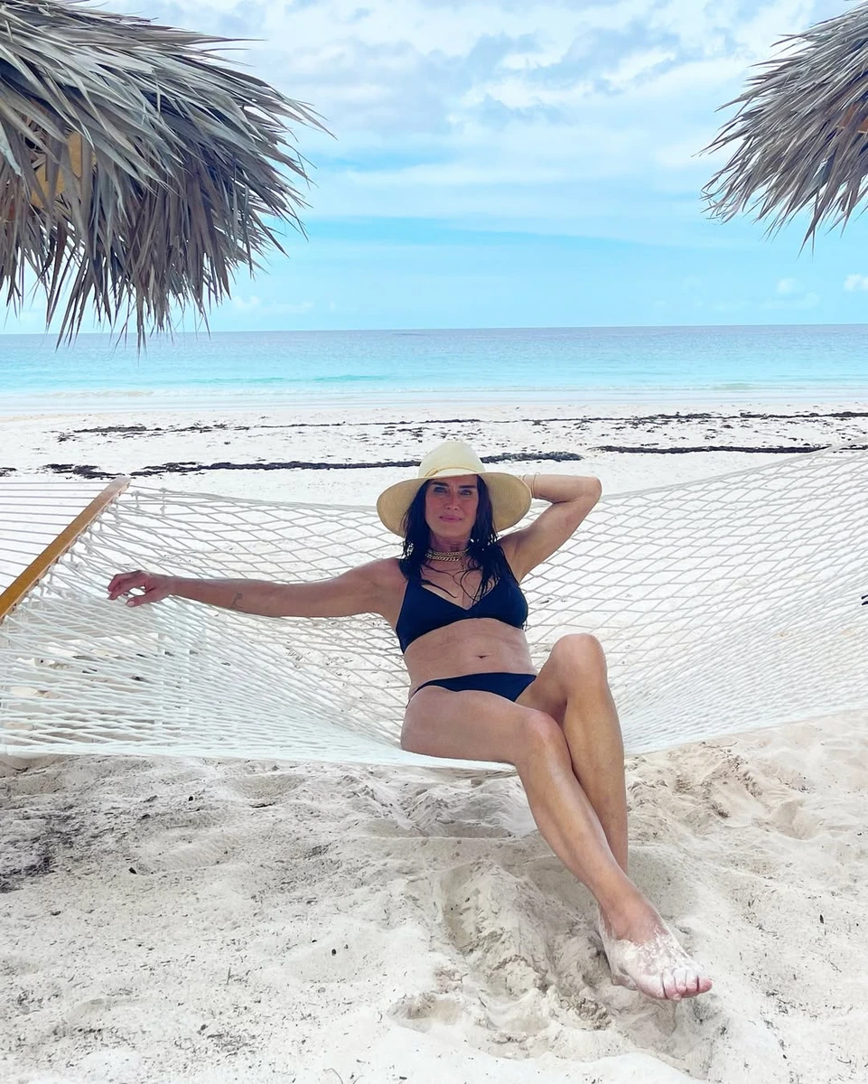 Брук Шилдс у купальнику показалася на пляжі в гамаку