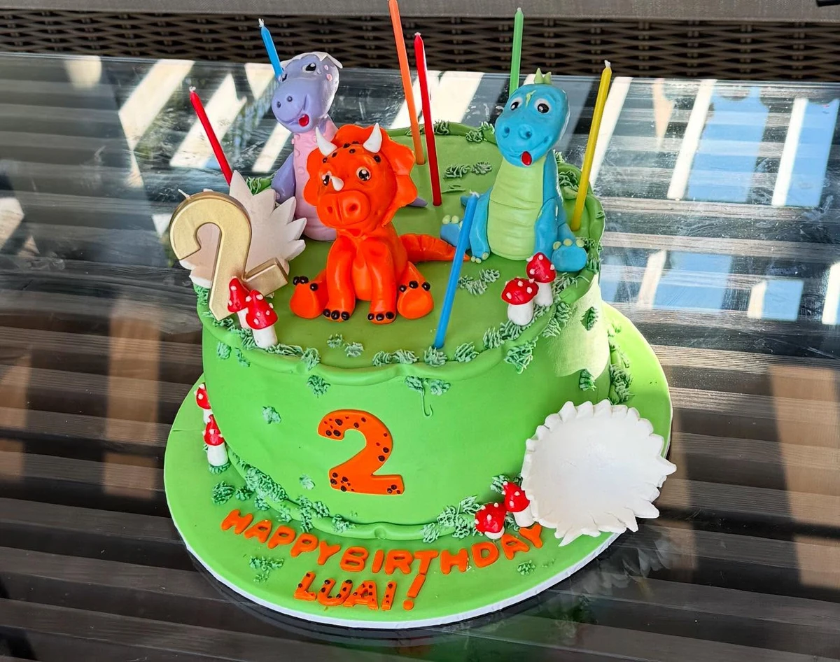 Судячи з декору, хлопчик захоплюється динозаврами 