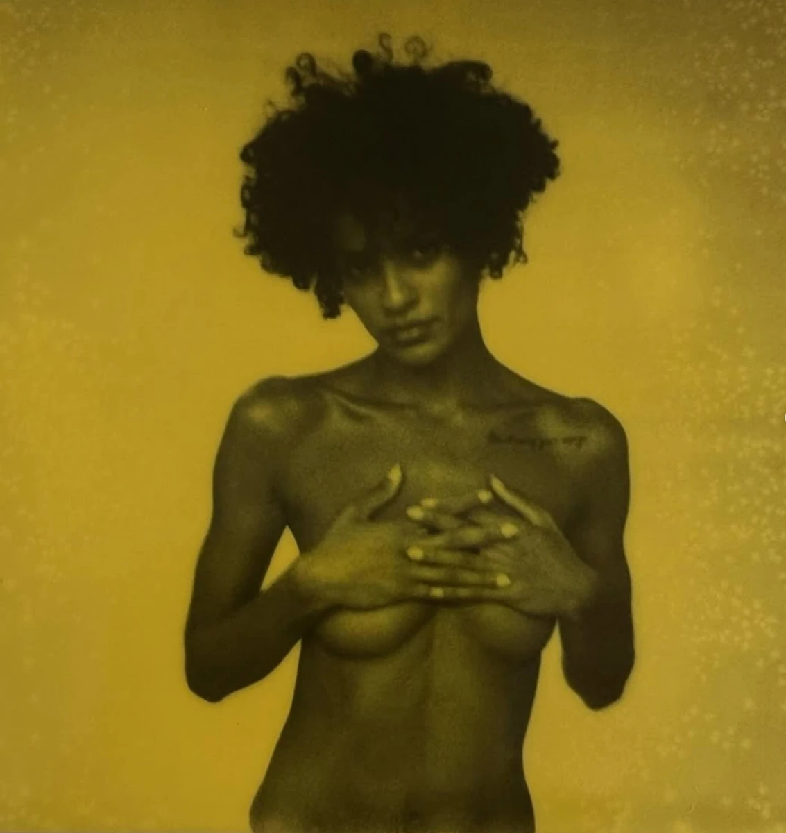 Кохана Касселя топлес попозувала для спокусливого фото